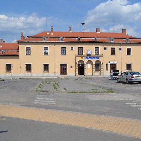 Lokomotiv Motel Eger Buitenkant foto