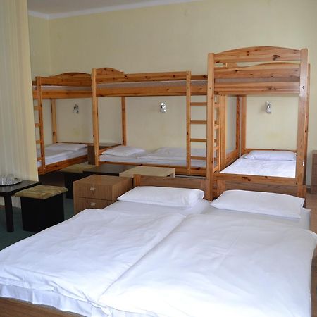 Lokomotiv Motel Eger Buitenkant foto