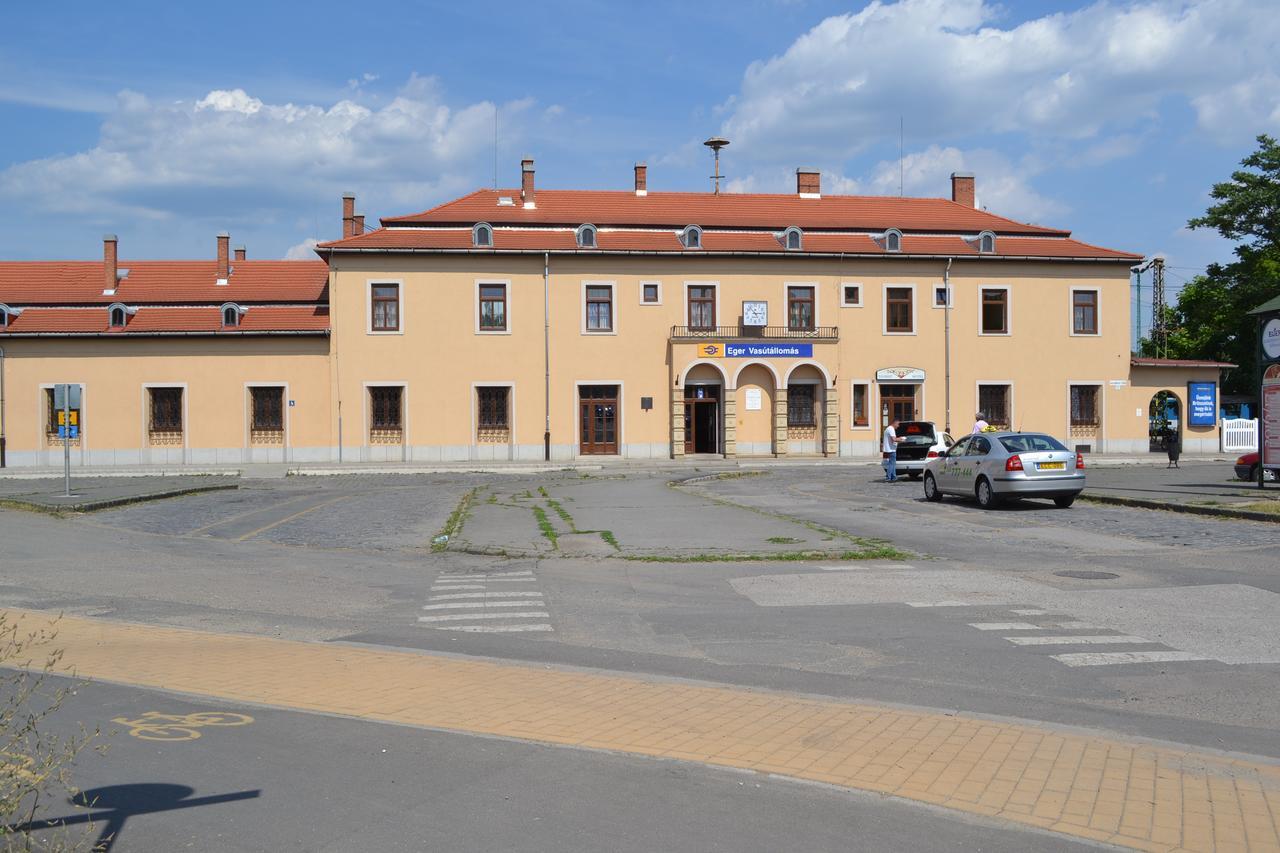 Lokomotiv Motel Eger Buitenkant foto