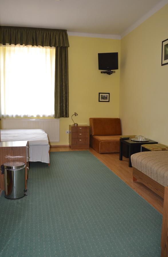 Lokomotiv Motel Eger Buitenkant foto