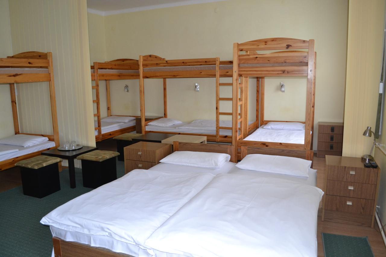 Lokomotiv Motel Eger Buitenkant foto