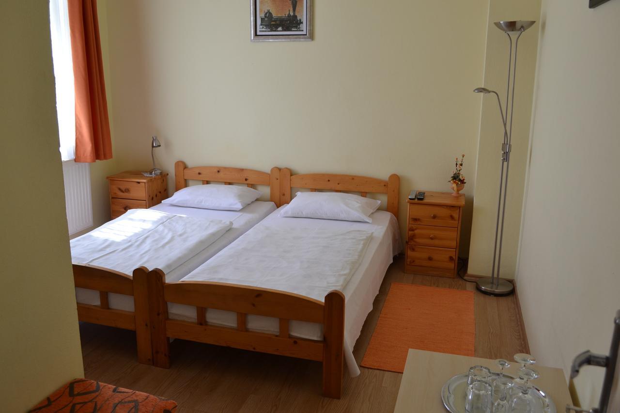 Lokomotiv Motel Eger Buitenkant foto