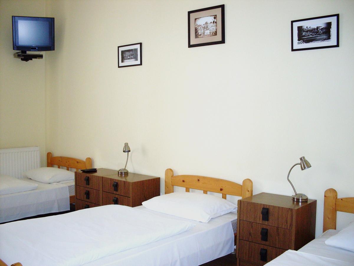 Lokomotiv Motel Eger Buitenkant foto