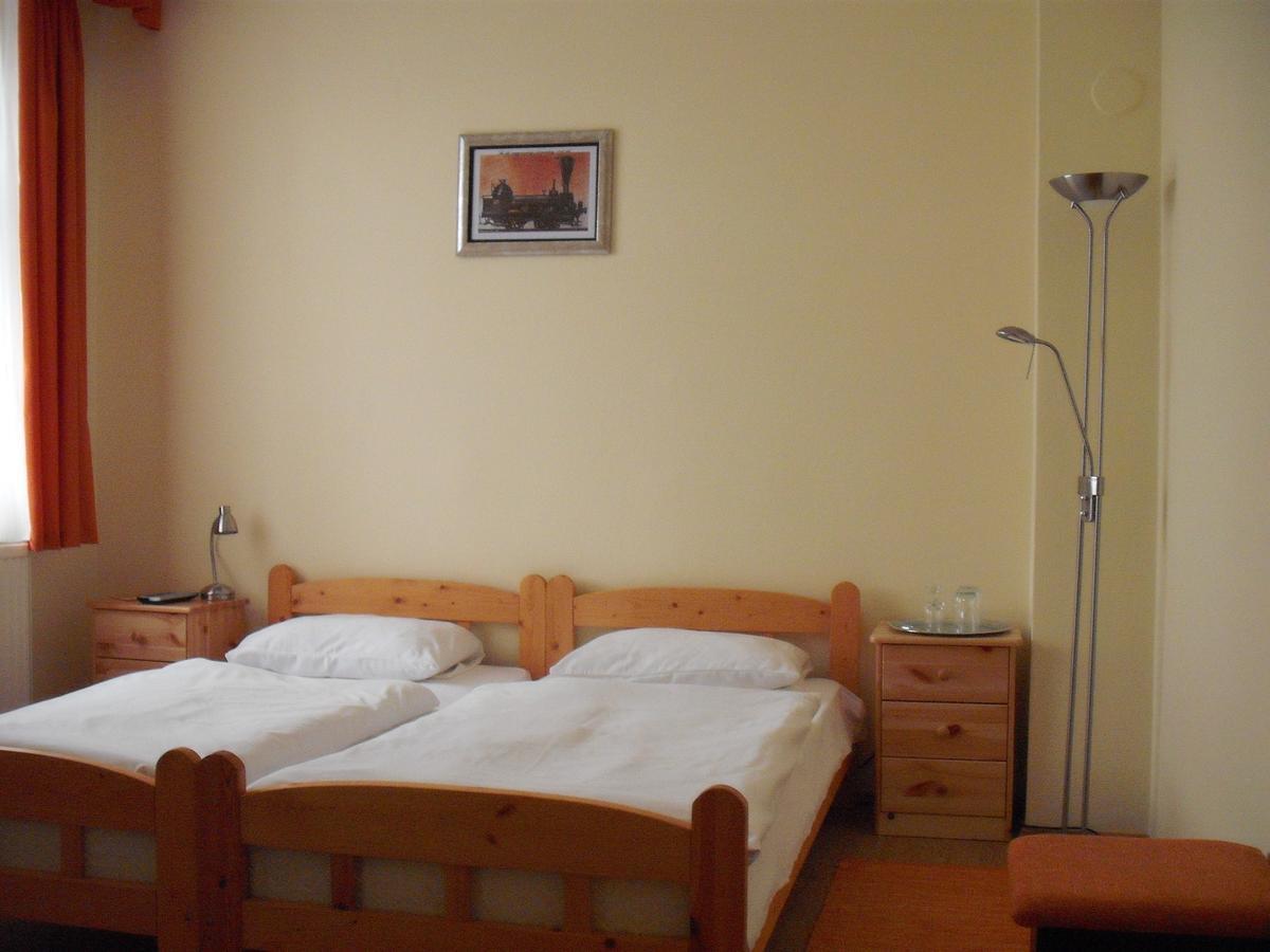 Lokomotiv Motel Eger Buitenkant foto
