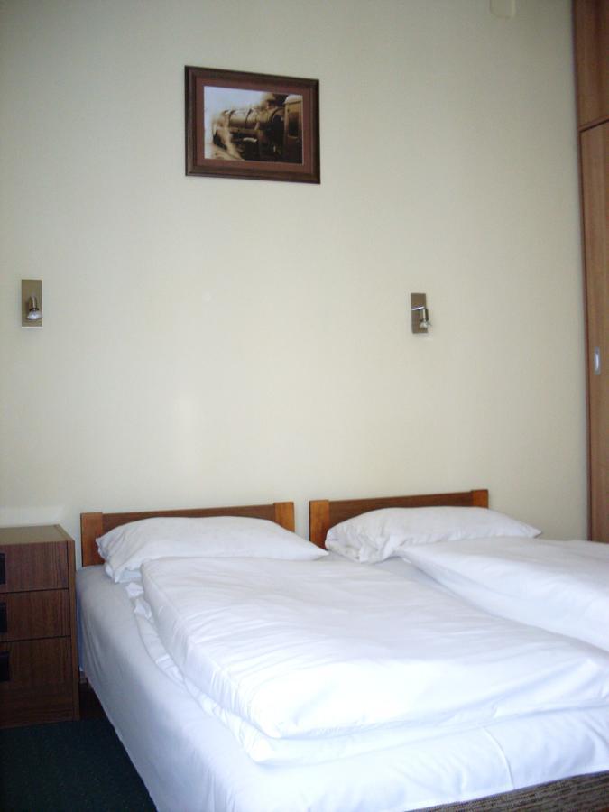 Lokomotiv Motel Eger Buitenkant foto