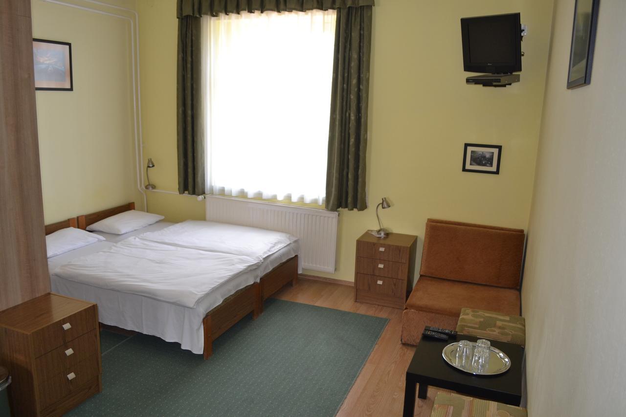 Lokomotiv Motel Eger Buitenkant foto