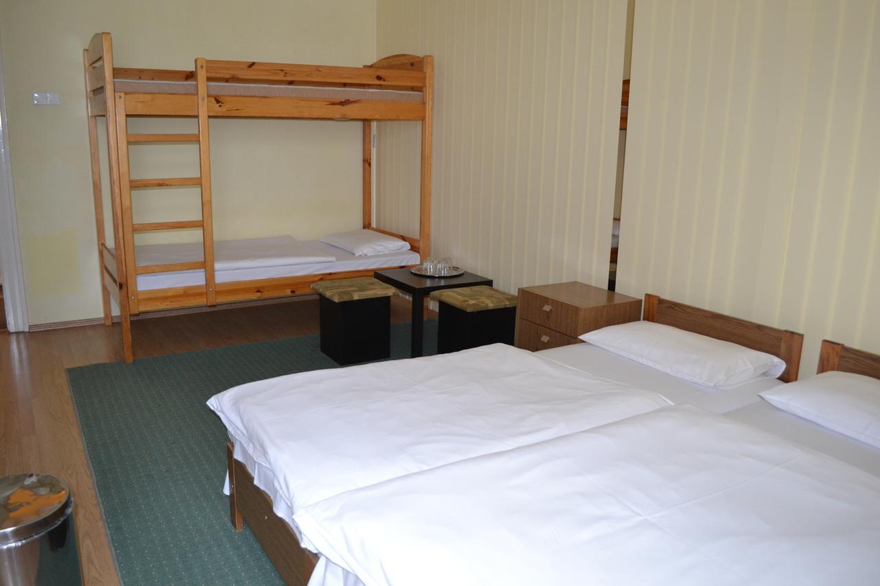 Lokomotiv Motel Eger Buitenkant foto
