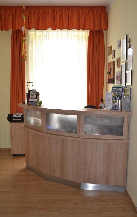Lokomotiv Motel Eger Buitenkant foto