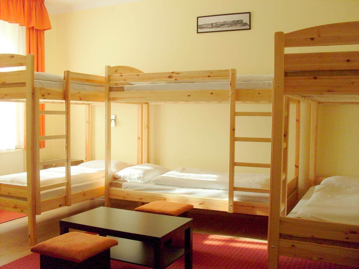 Lokomotiv Motel Eger Buitenkant foto