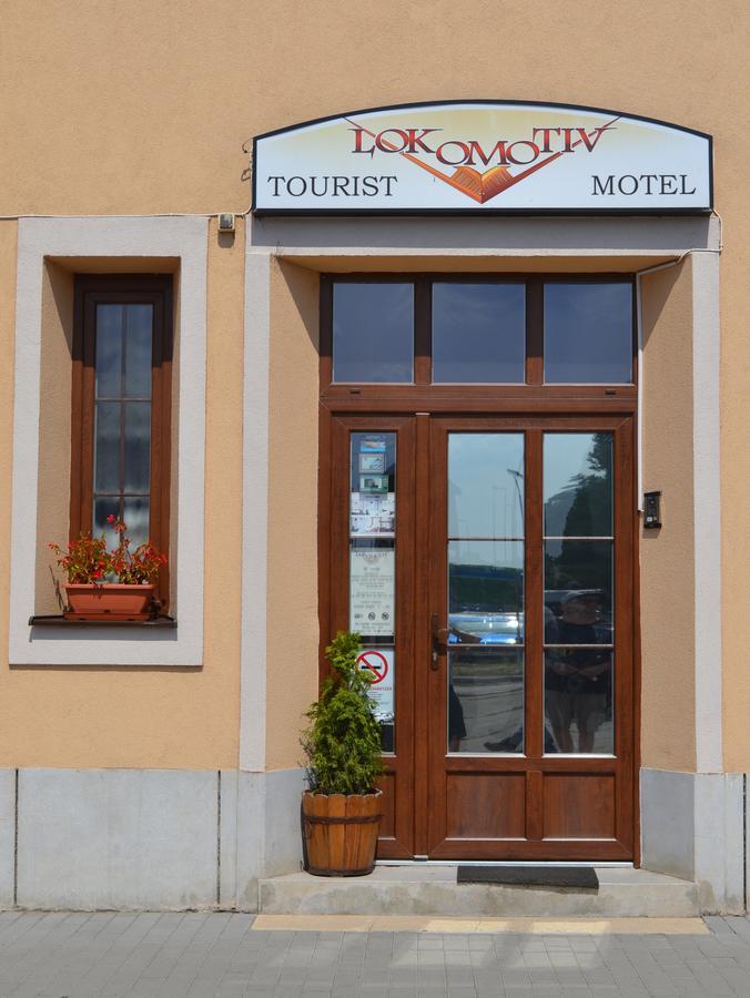 Lokomotiv Motel Eger Buitenkant foto