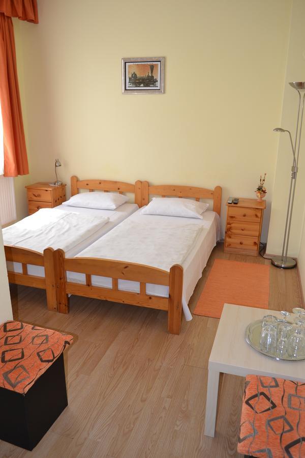 Lokomotiv Motel Eger Buitenkant foto