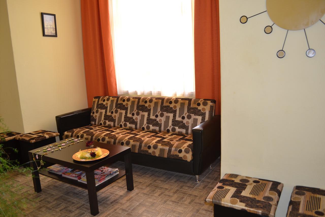 Lokomotiv Motel Eger Buitenkant foto