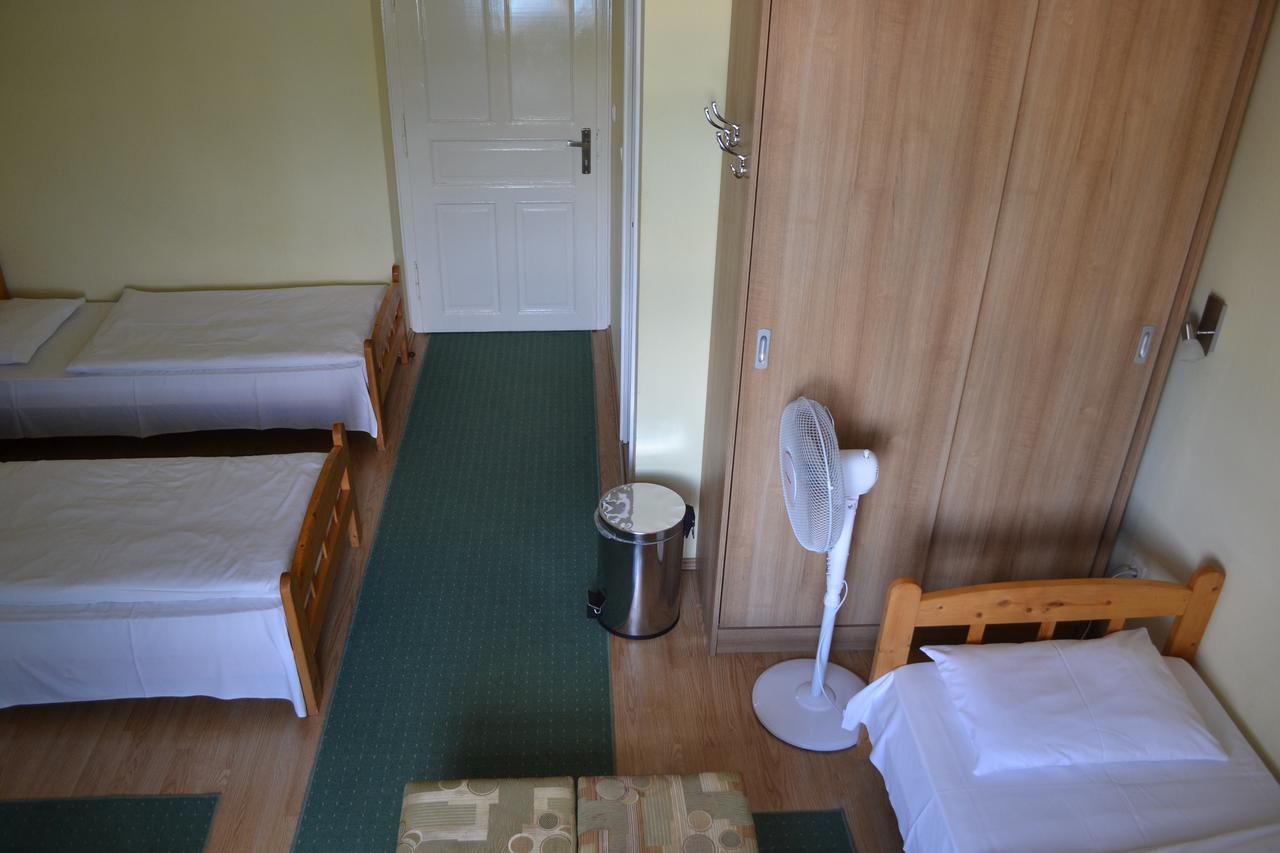 Lokomotiv Motel Eger Buitenkant foto